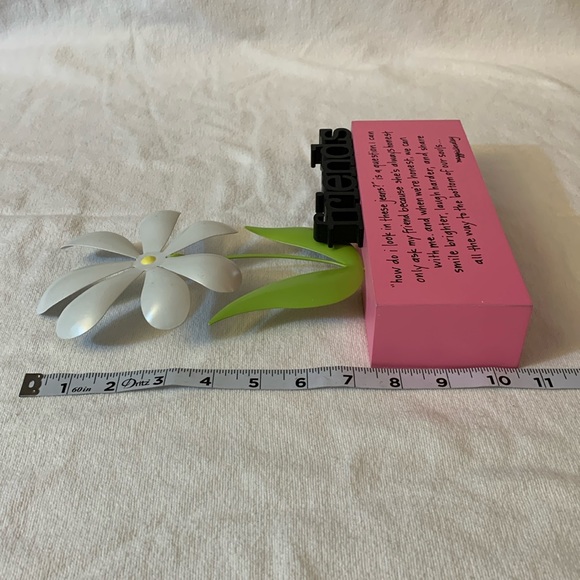 Maggie Lindley - my soul’s window “friends” sign with white daisy - Picture 8 of 9